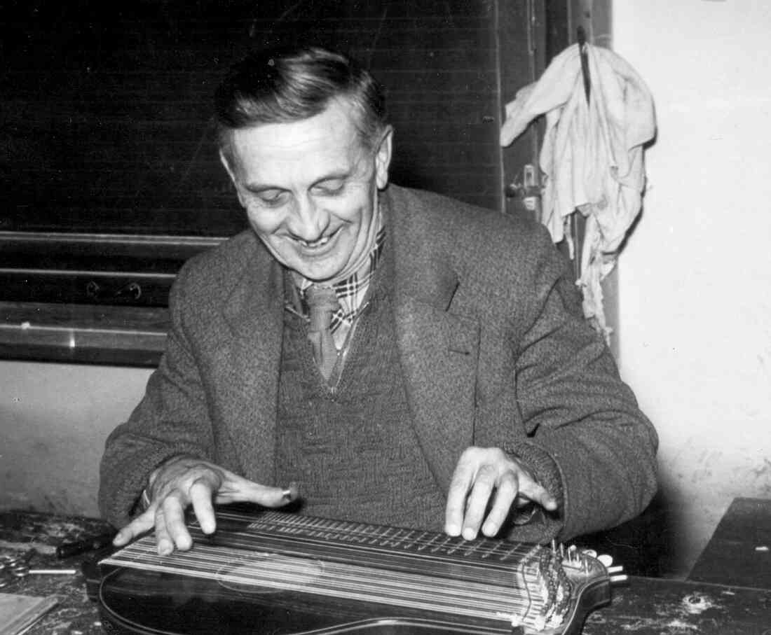 Volksschuldirektor Josef Steiner auf seiner Zither