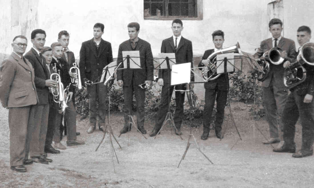 Musiklehrer Julius Simon mit seinen Musikanten