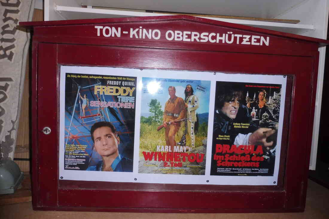 Kino Murlasits,Oberschützen, Schaukasten mit original Filmplakaten
