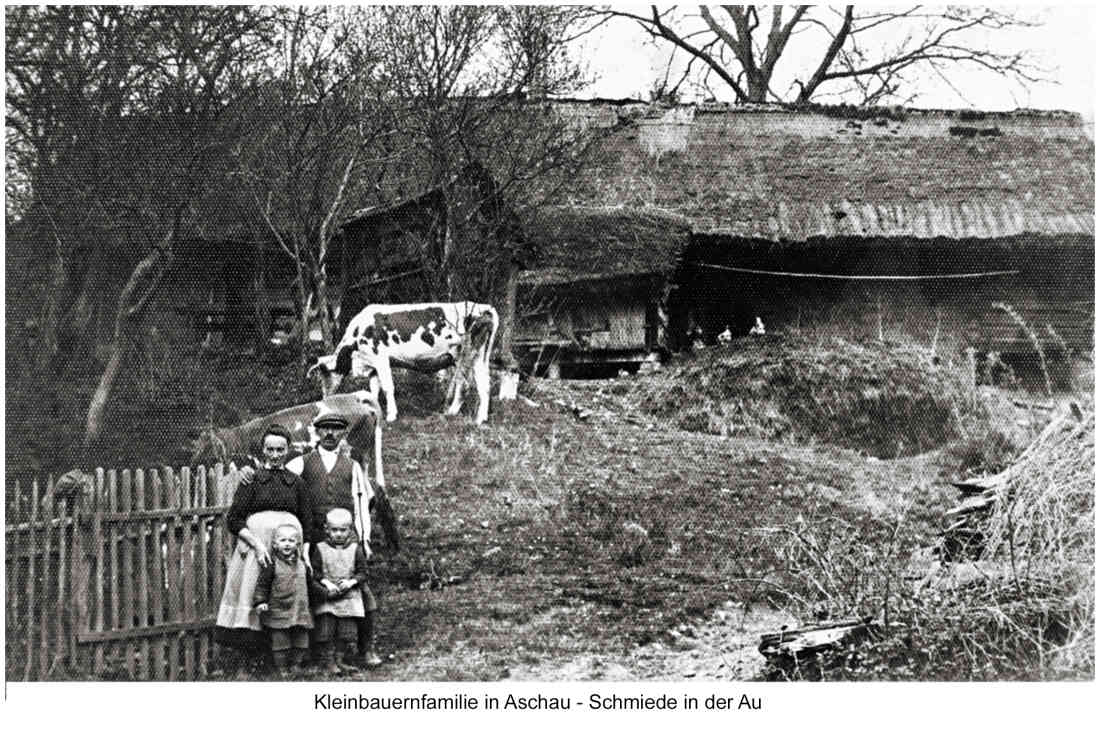 Kleinbauernfamilie in Aschau, Schmiede in der Au