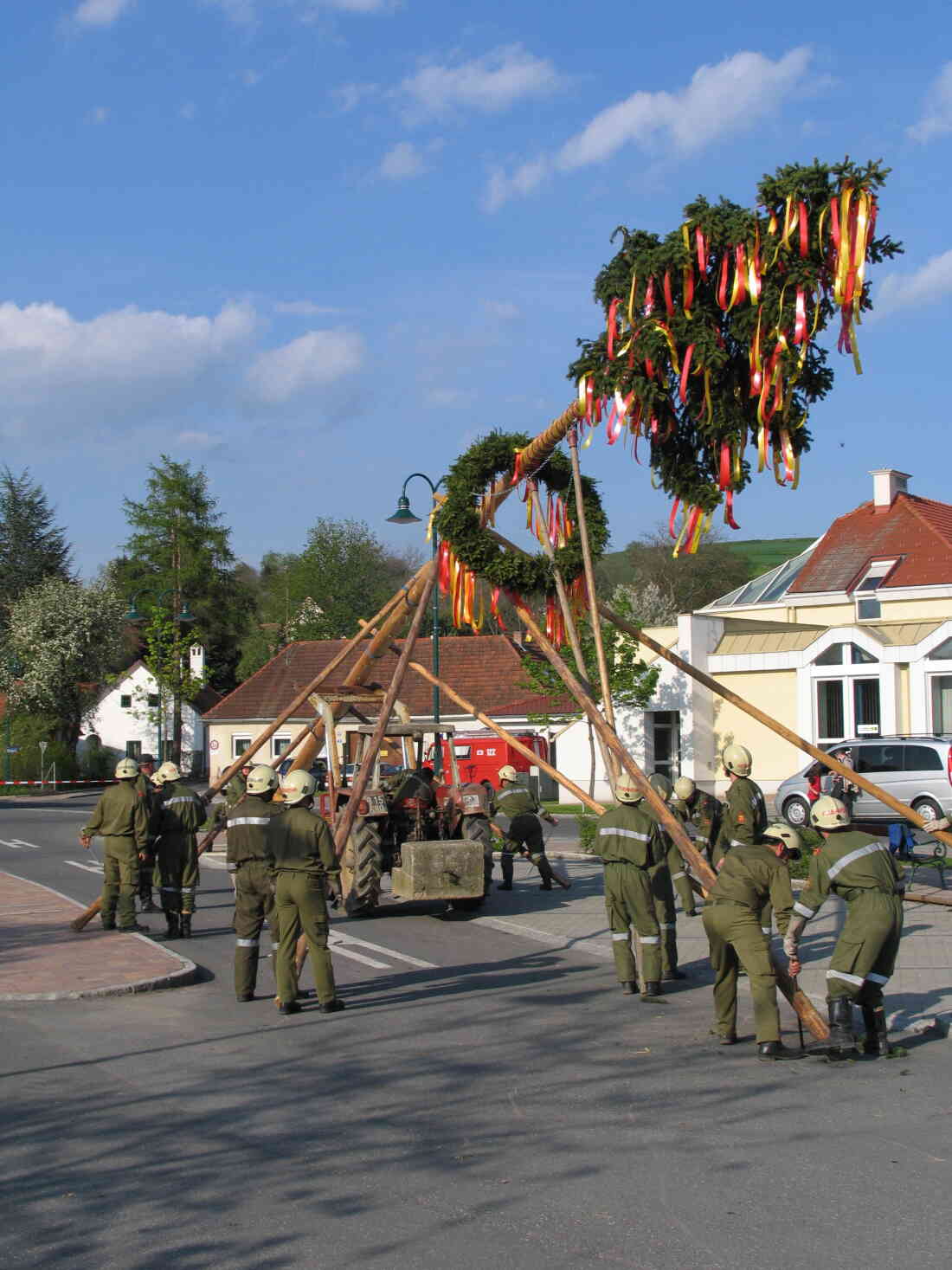 Aufstellen eines Maibaumes durch die Oberschützer Feuerwehr 2005