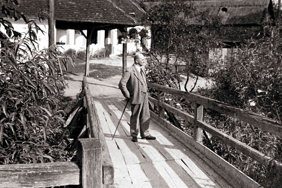 Gymnasiumbrücke mit Direktor Bulfon