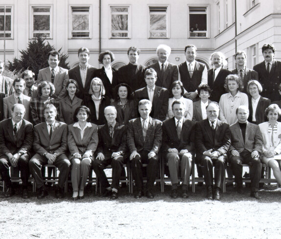 Direktor Helmut Frauneder mit Lehrkörper vom Evangelischen Oberstufenrealgymnasium Oberschützen, März 1995