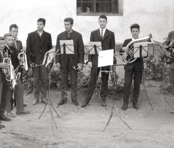 Musiklehrer Julius Simon mit seinen Musikanten