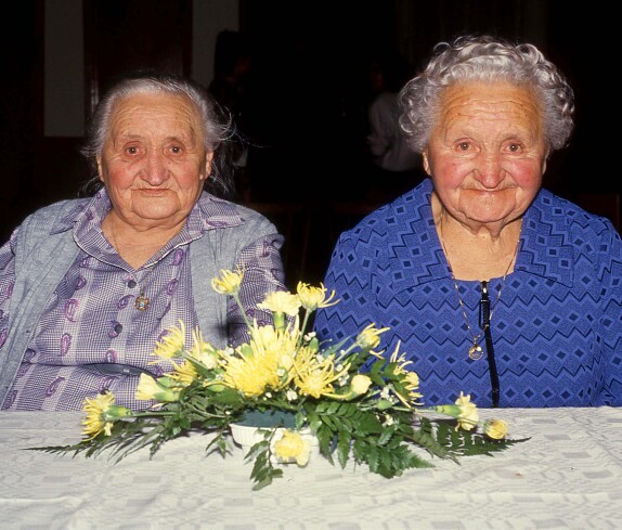 Die Zwillingsschwestern Nemeth Paula und Benkö Wilma feiern Geburtstag (90?)