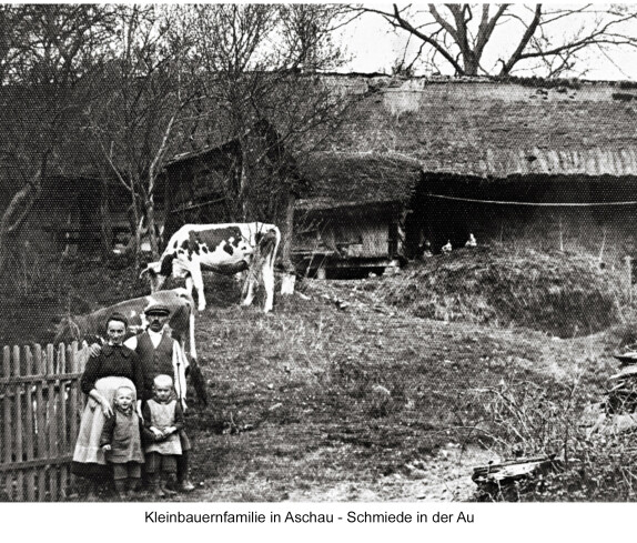 Kleinbauernfamilie in Aschau, Schmiede in der Au