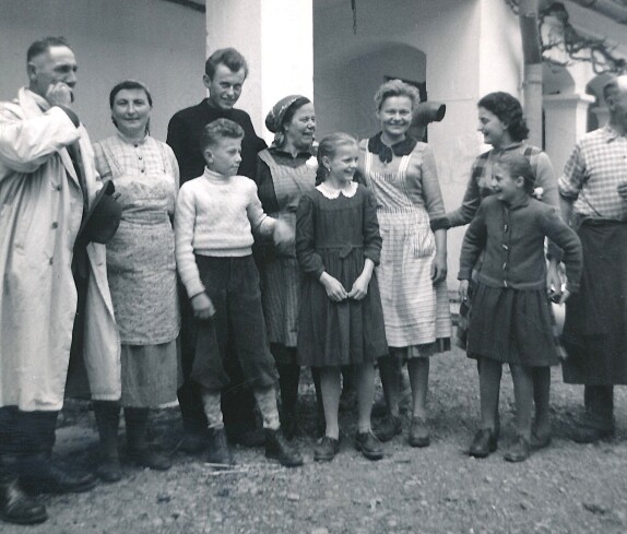 Gruppenbild im Hof der Famile Portschy "Jägerhaus" Unterschützen 64 - Jany/Krautsack/Zetter