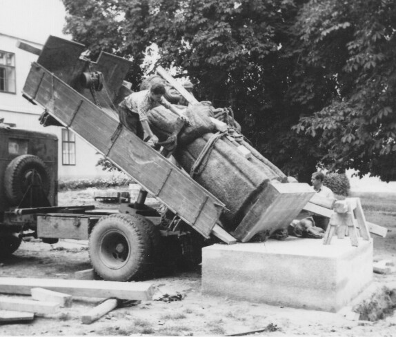 Oktober 1958 - Aufstellen des Wimmerdenkmals