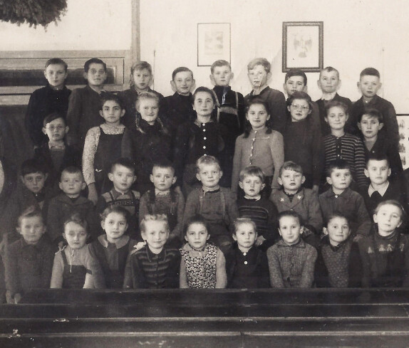Schulklasse mit Lehrer Ferdinand Posch
