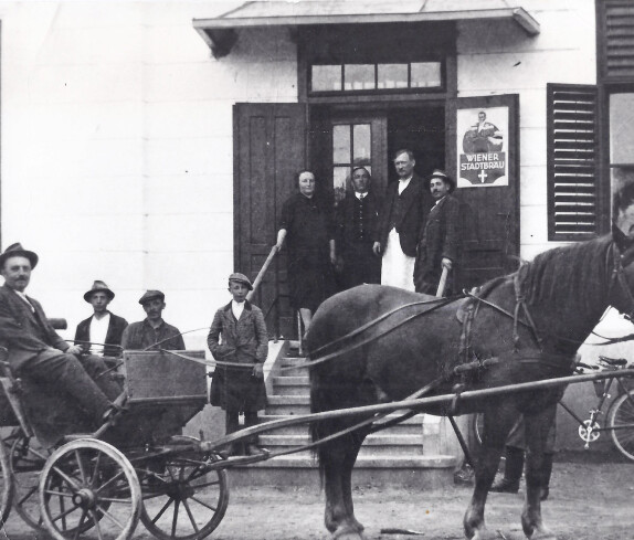Vor dem Gemeindegasthaus - Gastwirt Adolf Hutter