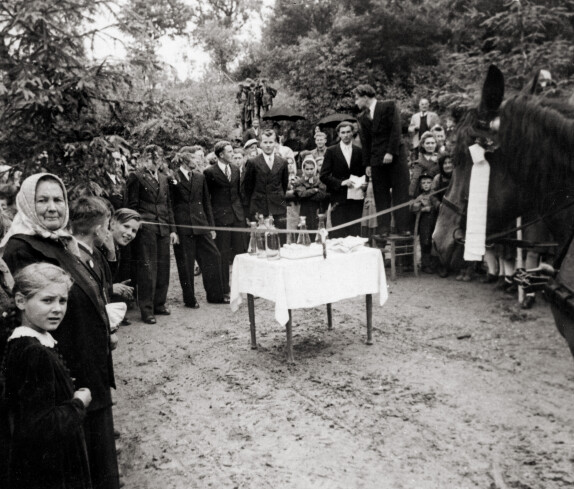 Vorziehen - Hochzeit Leitner Hilda (Wolfger) - 1952 (Untertrum - Augasse)