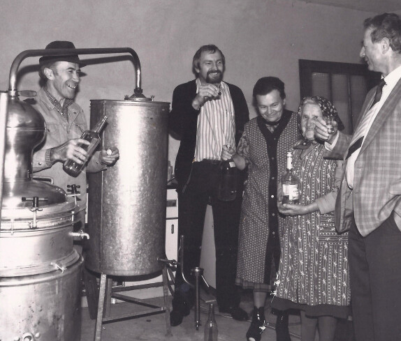 Beim Schnapsbrennen im Haus Sigi Pertl.