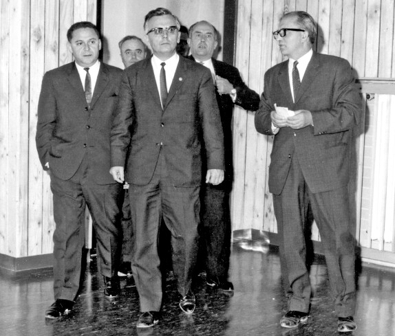 Politikerbesuch in der neuen Volksschule Oberschützen, 1966