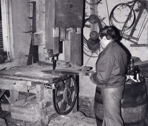 Herr Karner (Fassbinder) mit seiner selbstgebauten Maschine