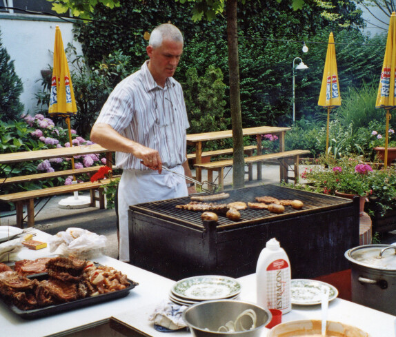 Gasthofbesitzer Edmund beim Grillenim Gastgarten