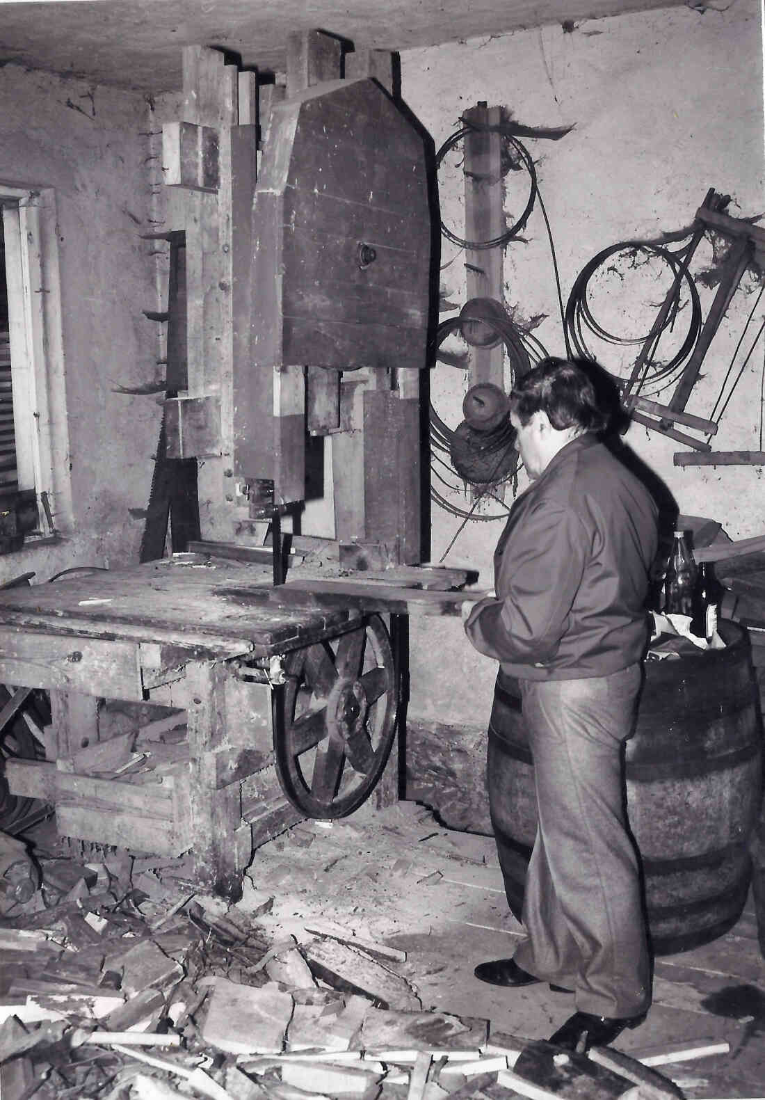 Herr Karner (Fassbinder) mit seiner selbstgebauten Maschine