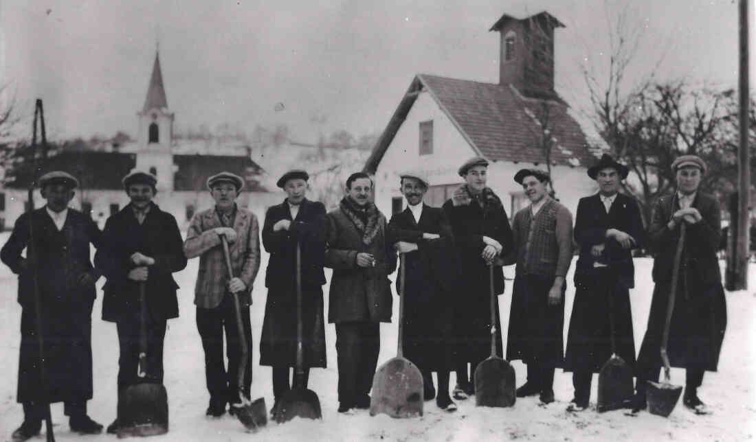 Beim Schneeschaufeln