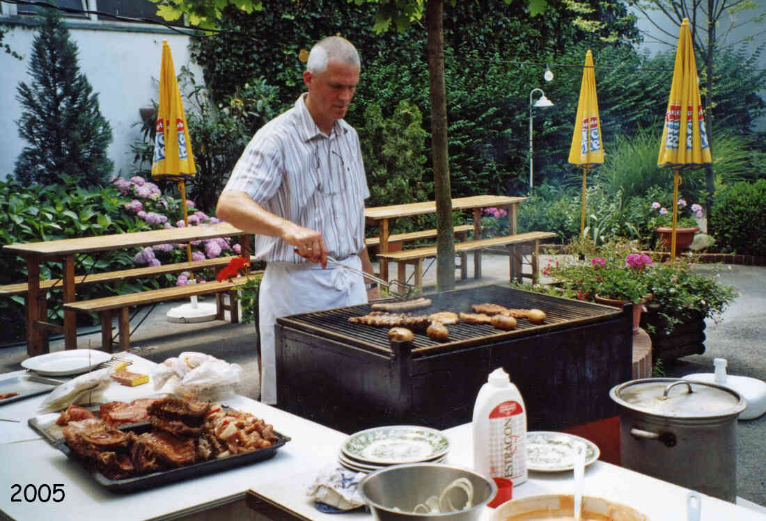 Gasthofbesitzer Edmund beim Grillenim Gastgarten